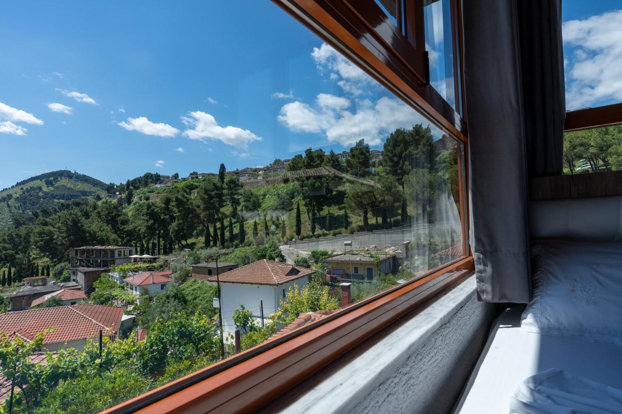 Guesthouse Emiljano Berat Eksteriør billede